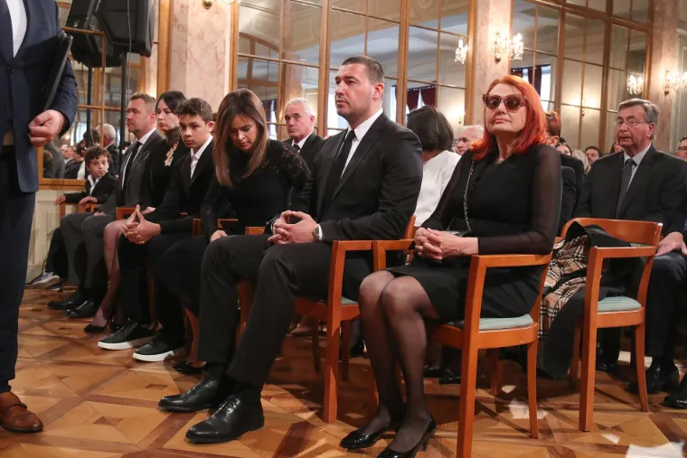 Opro&scaron;taj od biv&scaron;eg premijera: Pogledajte tko se sve pojavio na komemoraciji za Nikicu Valentića