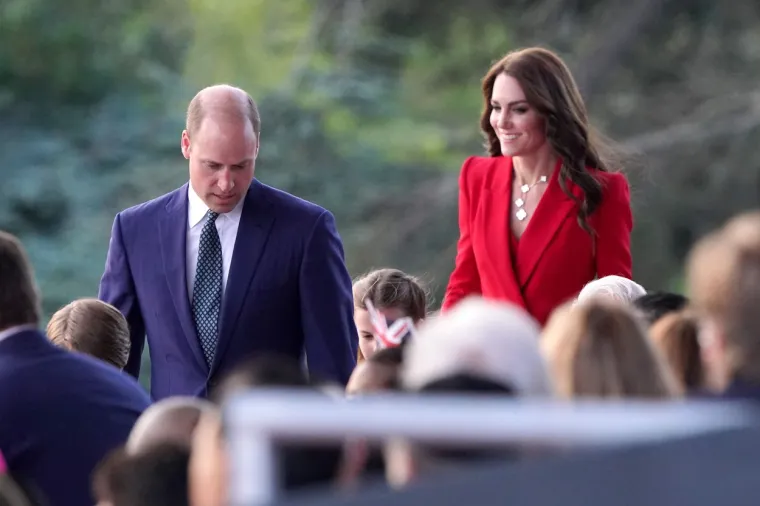 Svi pogledi bili su uprti u nju: Kate Middleton na koncertu nosila crveno odijelo koje stoji 1800 eura