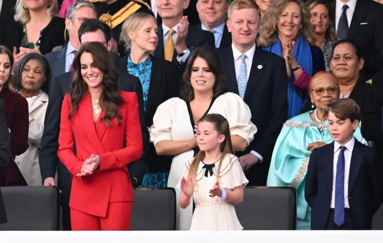Svi pogledi bili su uprti u nju: Kate Middleton na koncertu nosila crveno odijelo koje stoji 1800 eura