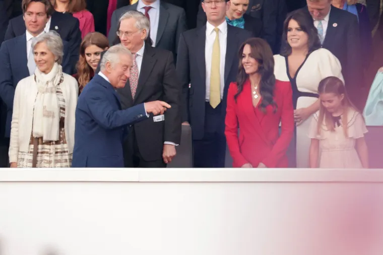 Svi pogledi bili su uprti u nju: Kate Middleton na koncertu nosila crveno odijelo koje stoji 1800 eura