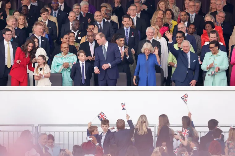 Svi pogledi bili su uprti u nju: Kate Middleton na koncertu nosila crveno odijelo koje stoji 1800 eura