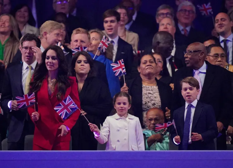 Svi pogledi bili su uprti u nju: Kate Middleton na koncertu nosila crveno odijelo koje stoji 1800 eura
