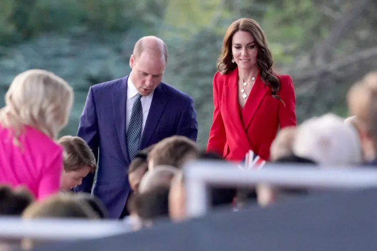 Svi pogledi bili su uprti u nju: Kate Middleton na koncertu nosila crveno odijelo koje stoji 1800 eura