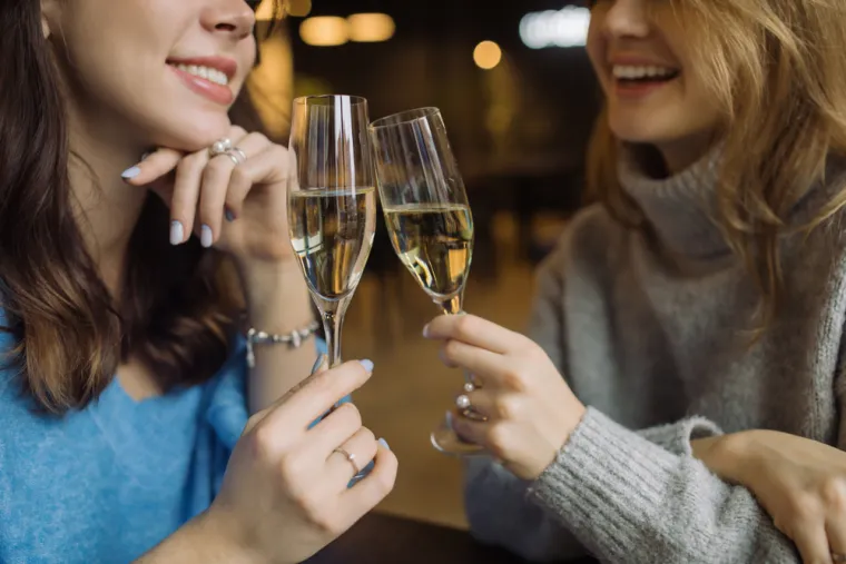 Stomatolozi su također upozorili na drugo omiljeno gazirano piće u zemlji, prosecco - poznatog po tome što predstavlja trostruku prijetnju vašim bijelim zubima sa svojim kiselim mjehurićima, alkoholom i visokim udjelom šećera. 