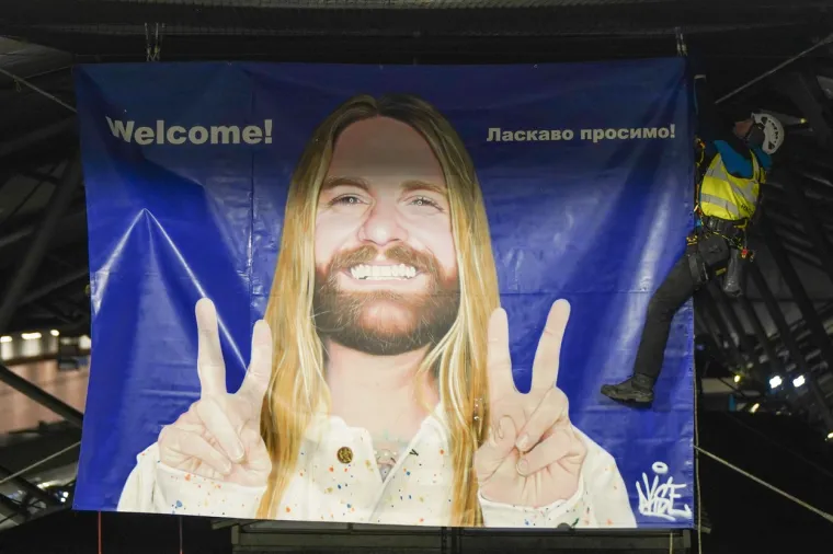 Unatoč pobjedi Ukrajine, Eurosong je u Velikoj Britaniji. Lani je pobijedila ukrajinska grupa Kaluš Orkestra s pjesmom &quot;Stefanija&quot;. Sukladno tome, ovogodišnje natjecanje trebalo se održati u Ukrajini, ali je zbog rata prebačeno u Veliku Britaniju, u Liverpool. Ta je zemlja prošle godine osvojila drugo mjesto s pjevačem Samom Ryderom.