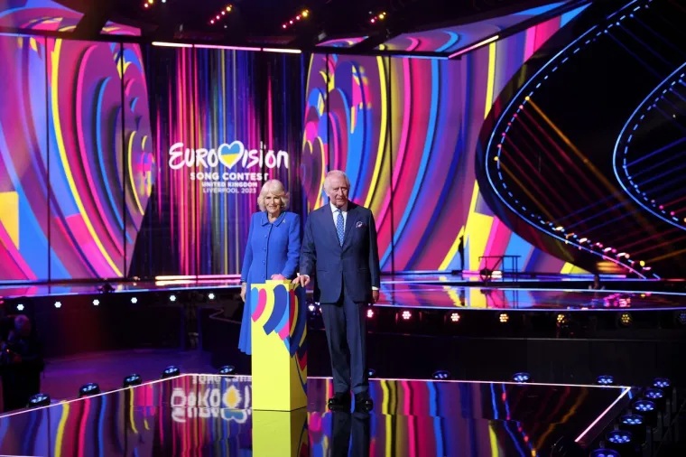 Kralj otvorio pripreme: Britanski kralj Charles, koji je priznao da voli gledati Eurosong, i njegova supruga Camilla u travnju su simbolično upalili svjetlo u M&amp;S Bank Areni u Liverpoolu, čime su započele pripreme za natjecanje. Ovogodišnji moto &quot;Ujedinjeni glazbom&quot; sadrži boje Ukrajine i Velike Britanije.