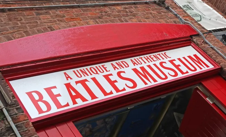 Domovina Beatlesa: Liverpool je već ušao u povijest svjetske glazbe: iz tog su grada na sjeverozapadu Britanije legendarni Beatlesi. No, to mjesto u povijesti očito ima svoju cijenu: smještaj i ulaznice naglo su poskupjeli nakon što se doznalo da će Liverpool biti domaćin ovogodišnjeg Eurosonga. Tako za jedno noćenje u tjednu natjecanja treba izdvojiti više od 2000 eura! Zato mnogi obožavatelji, koji inače ne propuštaju niti jedan Eurosong uživo, a spremni su platiti za to zadovoljstvo, ove godine ostaju kod kuće. 
