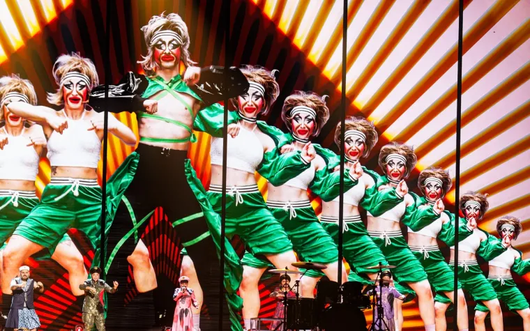 Hrvatska, Srbija i Slovenija - prvo polufinale:  Na ovom 67. izdanju Eurosonga sudjeluje 37 zemalja - tri manje nego prošle godine. Osim Hrvatske, iz regije se natječu i Srbija i Slovenija. Predstavnik Srbije Luke Black s pjesmom &quot;Samo mi se spava&quot; prvo bi trebao proći polufinale koje će se održati ovog utorka, 9. svibnja. Iste večeri nastupit će hrvatska grupa Let 3 s pjesmom &quot;Mama ŠČ!&quot;, dok će Slovence u drugom polufinalu predstavljati Joker Out s pjesmom &quot;Carpe Diem&quot;.