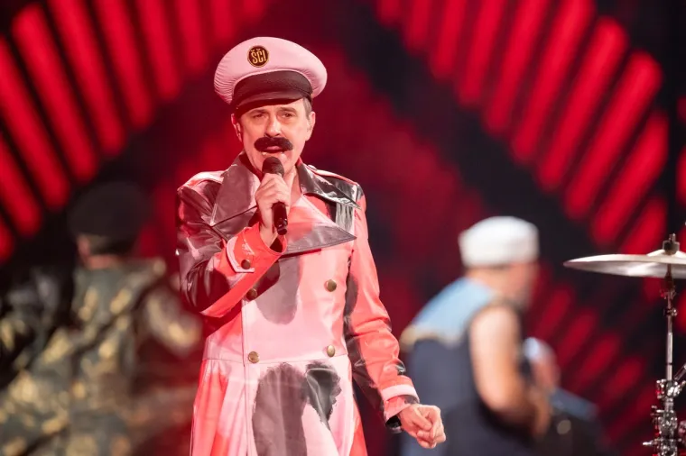 Kako stojimo na kladionici:  Sve tri zemlje trenutačno su negdje u sredini: Hrvatska je 16, Srbija 17, a Slovenija 18. Ni njemački predstavnik, metalci iz grupe Lord Of The Lost, nije na puno boljem mjestu: oni su s pjesmom &quot;Blood &amp; Glitter&quot; u ovom trenutku jedno mjesto bolji od Hrvatske.