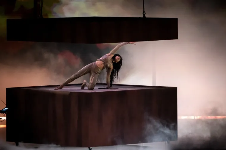 Favorit je Švedska:  Glavni favorit ove godine na kladionicama je Švedska, koju drugi put predstavlja Lorin. Već je pobijedila na Eurosongu 2012., a ove godine nastupa s pjesmom &quot;Tattoo&quot;.  Finska također ima dobre šanse: Käärijä nastupa s mješavinom metala, techna i synth-popa i kaže da njegova pjesma &quot;Cha Cha Cha&quot; odaje počast njemačkom bendu Rammsteinu. Među favoritima kladioničara su ukrajinski duo Tvorchi s pjesmom &quot;Heart Of Steel&quot; i francuska pjevačica La Zara s pjesmom &quot;Evidemment&quot;.