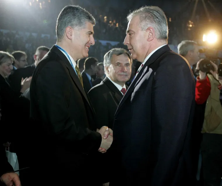 'Ćaća' je ponosno stiskao &scaron;aku, ali &scaron;ou mu je ukrao 'Tata': Prisjetite koji su se sve tipovi svojevremeno 'klanjali' Sanaderu