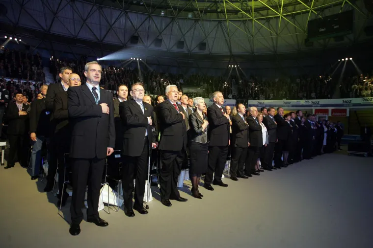 'Ćaća' je ponosno stiskao &scaron;aku, ali &scaron;ou mu je ukrao 'Tata': Prisjetite koji su se sve tipovi svojevremeno 'klanjali' Sanaderu