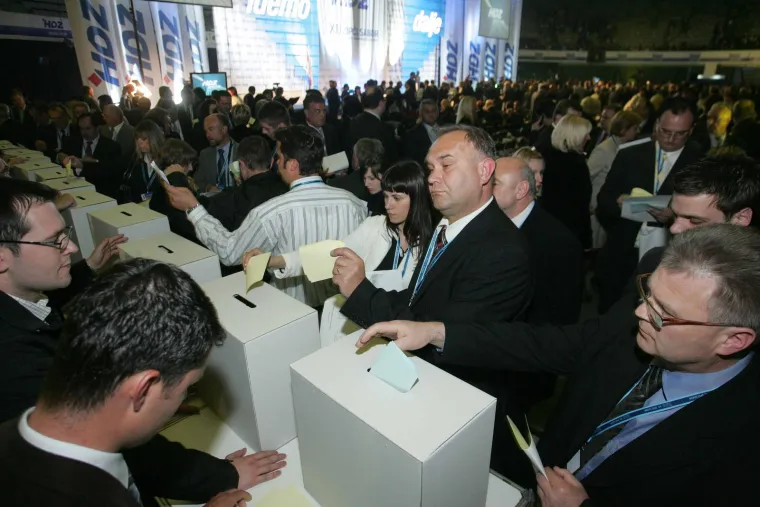 'Ćaća' je ponosno stiskao &scaron;aku, ali &scaron;ou mu je ukrao 'Tata': Prisjetite koji su se sve tipovi svojevremeno 'klanjali' Sanaderu