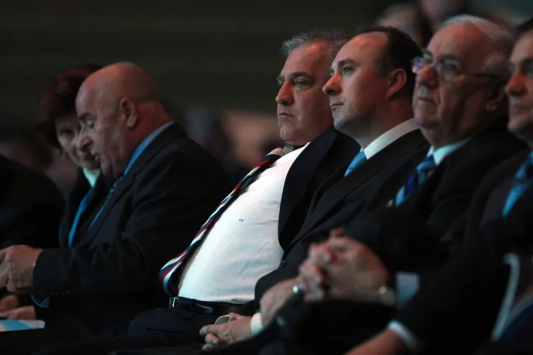 'Ćaća' je ponosno stiskao &scaron;aku, ali &scaron;ou mu je ukrao 'Tata': Prisjetite koji su se sve tipovi svojevremeno 'klanjali' Sanaderu