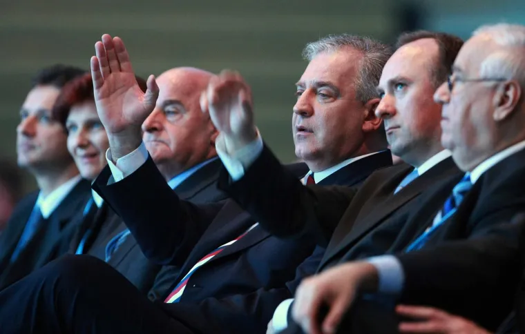 'Ćaća' je ponosno stiskao &scaron;aku, ali &scaron;ou mu je ukrao 'Tata': Prisjetite koji su se sve tipovi svojevremeno 'klanjali' Sanaderu