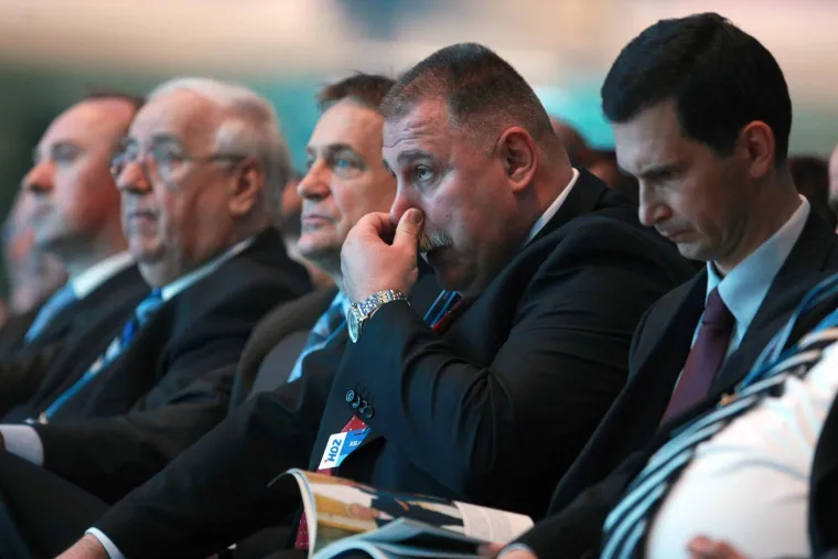 'Ćaća' je ponosno stiskao &scaron;aku, ali &scaron;ou mu je ukrao 'Tata': Prisjetite koji su se sve tipovi svojevremeno 'klanjali' Sanaderu