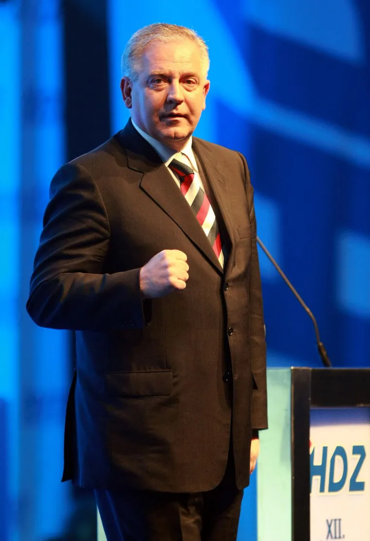 'Ćaća' je ponosno stiskao &scaron;aku, ali &scaron;ou mu je ukrao 'Tata': Prisjetite koji su se sve tipovi svojevremeno 'klanjali' Sanaderu