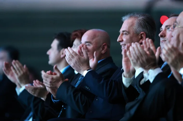 'Ćaća' je ponosno stiskao &scaron;aku, ali &scaron;ou mu je ukrao 'Tata': Prisjetite koji su se sve tipovi svojevremeno 'klanjali' Sanaderu