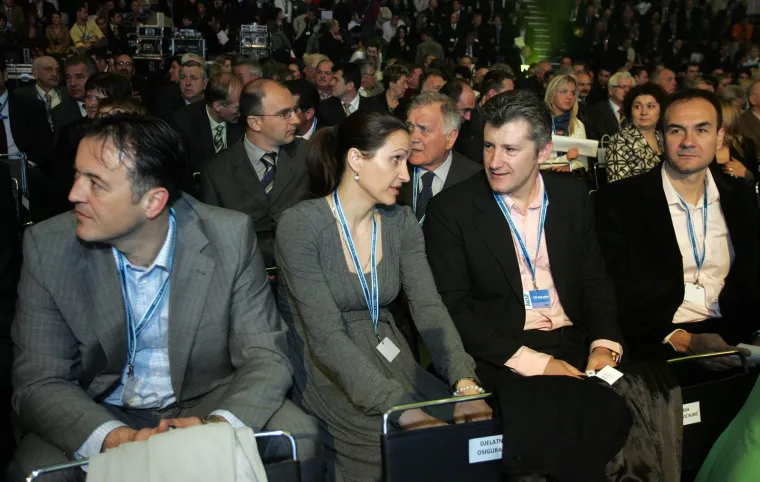 'Ćaća' je ponosno stiskao &scaron;aku, ali &scaron;ou mu je ukrao 'Tata': Prisjetite koji su se sve tipovi svojevremeno 'klanjali' Sanaderu