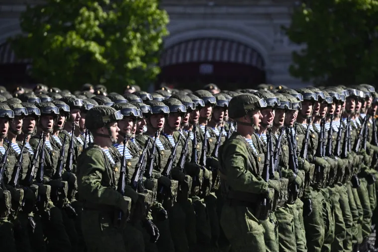 Pogledajte čime se pohvalio Putin na vojnoj paradi, ali i tko se sve pojavio: Vjerni 'lutak' nije ovo propustio