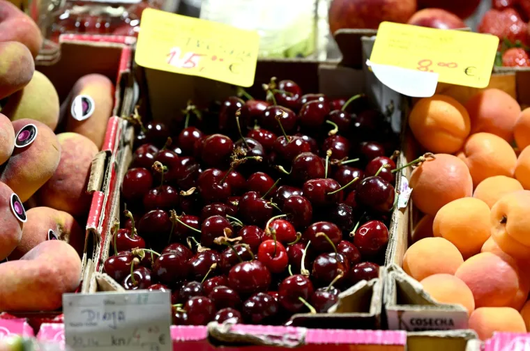 Na zagrebački Dolac stigle prve trešnje i lubenice. Cijene? Hm, reći ćemo samo da nisu za svačiji džep...