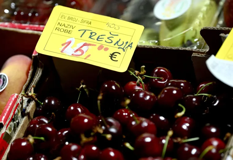 Na zagrebački Dolac stigle prve trešnje i lubenice. Cijene? Hm, reći ćemo samo da nisu za svačiji džep...