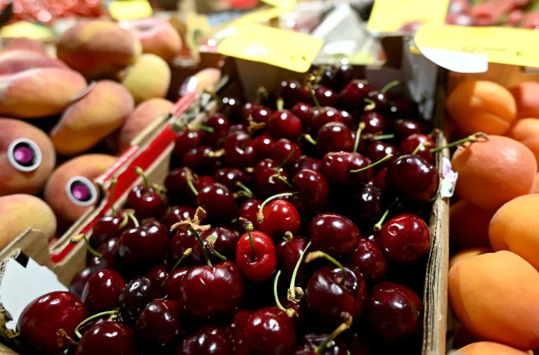 Na zagrebački Dolac stigle prve trešnje i lubenice. Cijene? Hm, reći ćemo samo da nisu za svačiji džep...