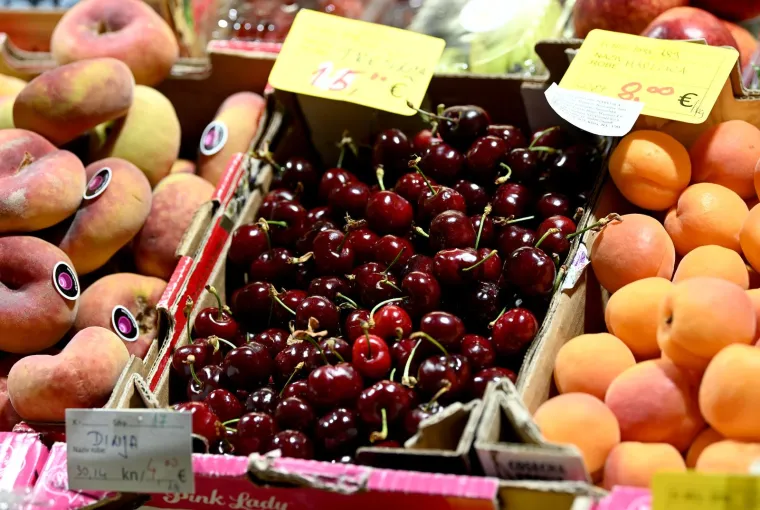 Na zagrebački Dolac stigle prve trešnje i lubenice. Cijene? Hm, reći ćemo samo da nisu za svačiji džep...