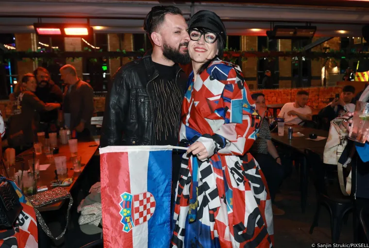 Ipak, nije sve tako bajno. Na kladionicama Eurosonga Let 3 je zadržao svoje 16. mjesto, ali vjerujemo da će do subotnjeg finala dignuti se među prvih deset.