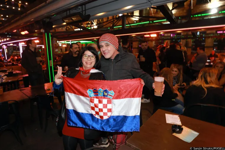 Pogledajte kako je Let 3 proslavio finale Eurosonga: Okupirali su jedan pub, a pale su i sočne puse