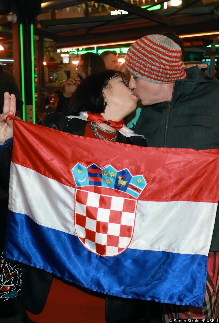 Pogledajte kako je Let 3 proslavio finale Eurosonga: Okupirali su jedan pub, a pale su i sočne puse