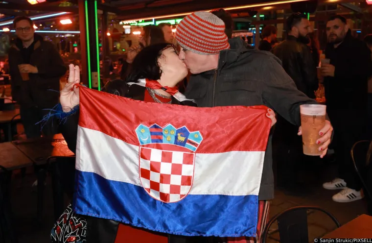 Pogledajte kako je Let 3 proslavio finale Eurosonga: Okupirali su jedan pub, a pale su i sočne puse