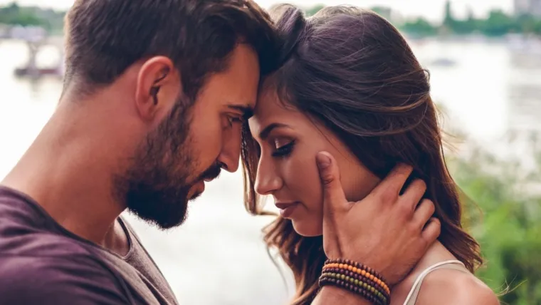 3. On je osjećajan: Pokazivanje osjećaja nije slabost. Ponekad čak znači da je muškarac jak i siguran u sebe te će se ženi činiti kao da u njemu ima apsolutno sve. 