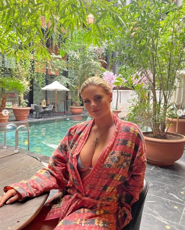 Lice je prekrila velikim &scaron;e&scaron;irom, ali taj detalj ionako nije bio u prvom planu jer je opet zaboravila grudnjak