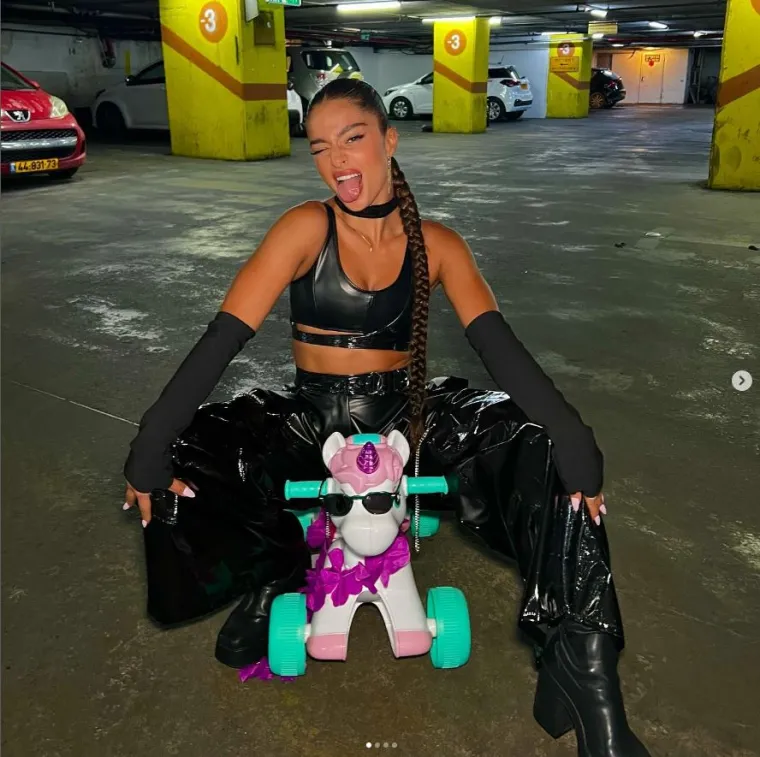 Noa je izdala svoj debitantski singl s 14 godina. Potpisala je ugovor s Atlantic Recordsom kada je imala 18 godina. Dobitnica je brojnih nagrada publike i struke, a među njima je i &quot;Best Israeli Act&quot; na MTV Europe Music Awardsu.