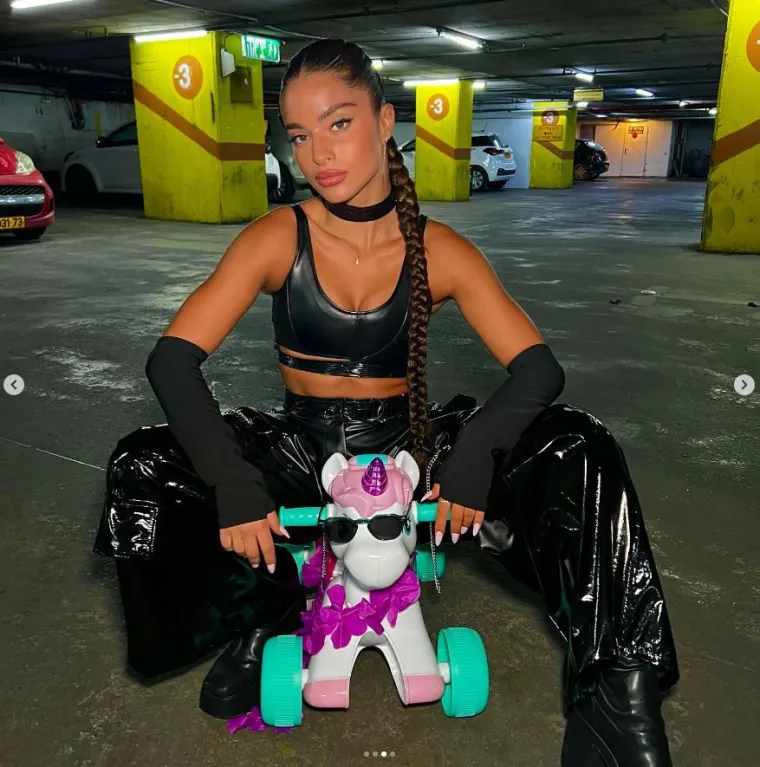 Nou na Instagramu prati više od 1,4 milijuna ljudi kojima redovito dijeli novosti iz privatnog i poslovnog života, a povremeno ih počasti i svojim golišavim snimkama.