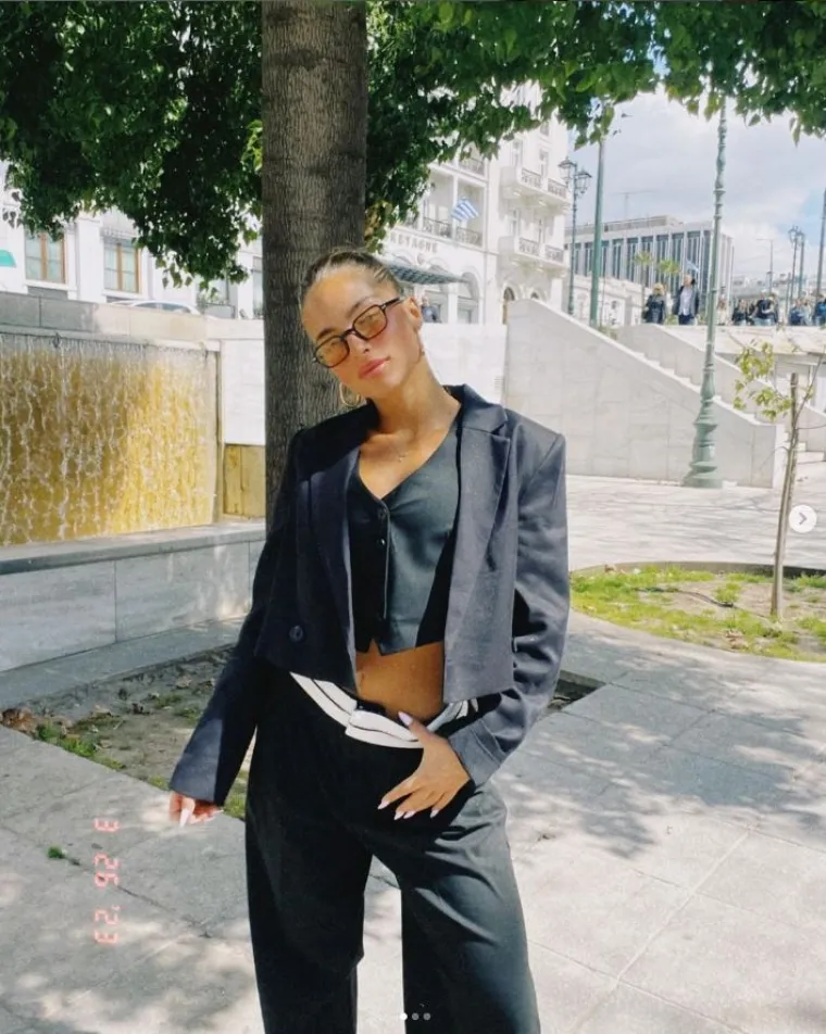 Noa je posjetila Auschwitz 2019. godine sa svojim ocem Amirom kako bi odali počast članovima njihove obitelji koji su ondje ubijeni tijekom holokausta.