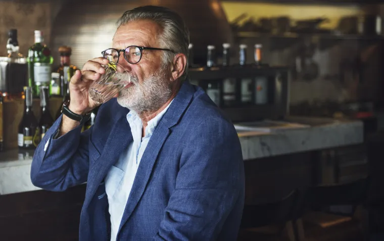 &quot;Ispijanje vode uz alkoholna pića ili ispijanje manje količine alkohola, pomoći će vam da vaša usta ostanu svježa. Obilno ispijanje može iritirati tkivo u ustima i čak rezultirati ozbiljnim problemima poput gubitka zuba, osim što povećava šanse za dobivanje karijesa, bolesti desni i promjene boje zuba&quot;, objasnila je.