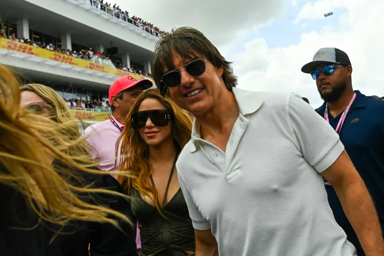 Prije susreta s Hamiltonom, Shakiru su romantično povezivali s glumcem Tomom Cruiseom, a glasine kruže da je on &quot;zagrijan za nju&quot;. Paparazzi su njih dvoje uhvatili na utrci Formule 1 u nedjelju u Miamiju.