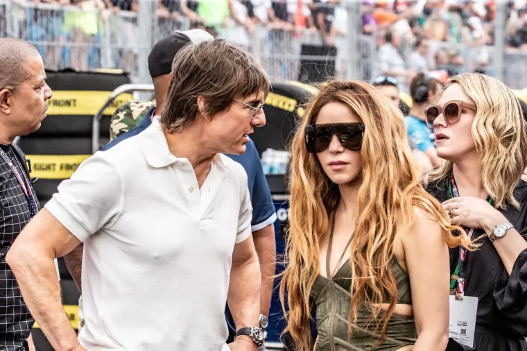 Shakira je s Tomom bila u VIP loži te su na fotografijama izgledali vrlo bliski. Izvor blizak glumcu za Page Six je otkrio da je Tom &quot;iznimno zainteresiran za Shakiru&quot; jer &quot;postoji kemija&quot; među njima.