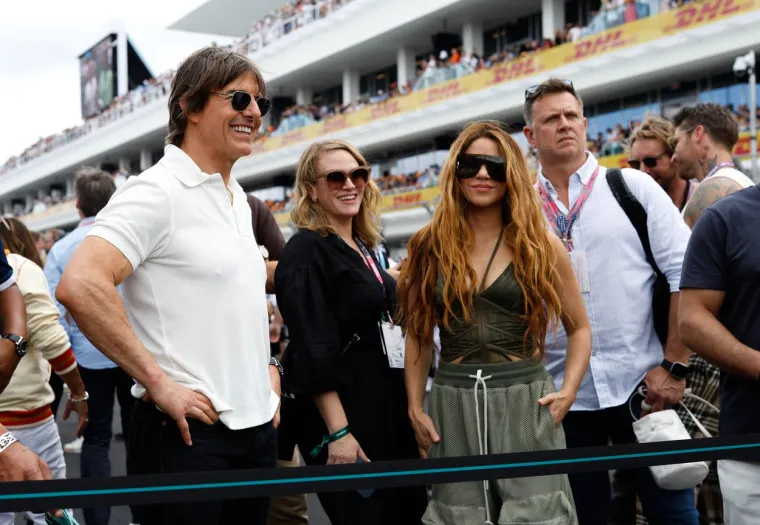 Tom i Shakira viđeni su kako razgovaraju na startu staze te u VIP loži. Nakon njihovog druženja, Tom je Shakiri poslao cvijeće.