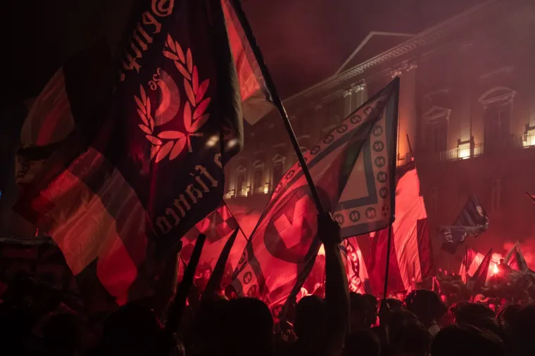 Pirotehnika na stereoidima, popalilo se puno toga; Pogledajte ekipu na ogradi, totalni HC