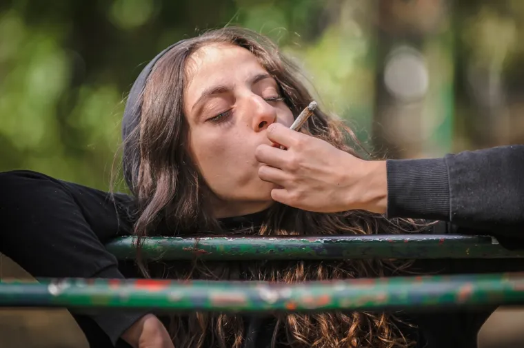 Ovi simptomi se obično pojavljuju tijekom vremena. Možete razviti visoke razine kolesterola ako jedete previše zasićenih masti, niste previše aktivni ili pušite. Također je veća vjerojatnost da ćete ga dobiti kako starite i češći je kod muškaraca. No, neki ljudi imaju obiteljsku hiperkolesterolemiju, što znači da nasljeđuju visoke razine kolesterola zbog neispravnih gena. 