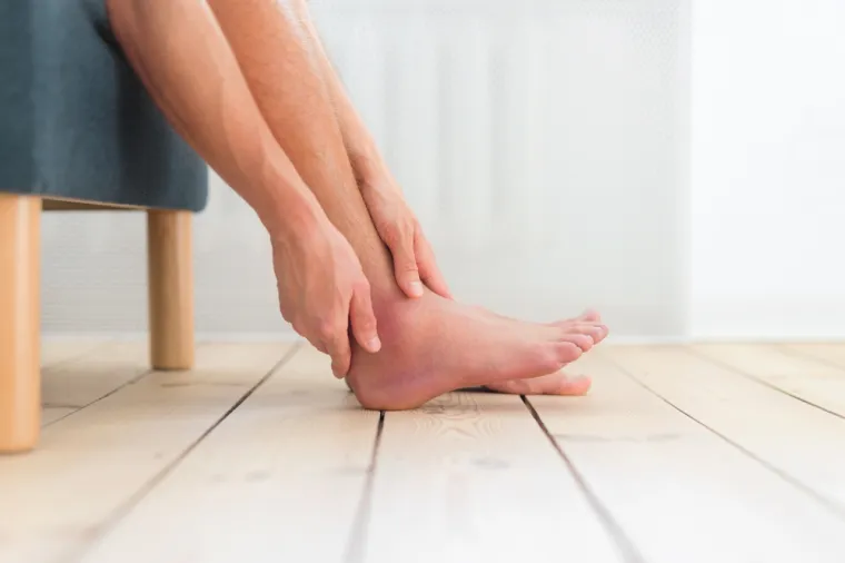 Ako je vaša obitelj prenijela visoki kolesterol na vas, mogli biste imati ove vidljive znakove: 1. Tendon xanthoma: Vaše razine kolesterola mogu dovesti do oticanja zglobova, koljena ili stražnjih strana gležnjeva.