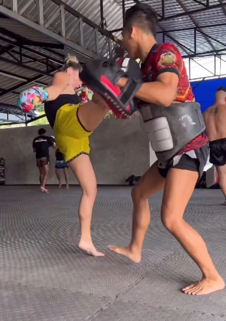 Opasna Mia bavi se jednim od najbrutalnijih sportova: Ljepotom vas hipnotizira, a high kickom &scaron;alje u bolnicu