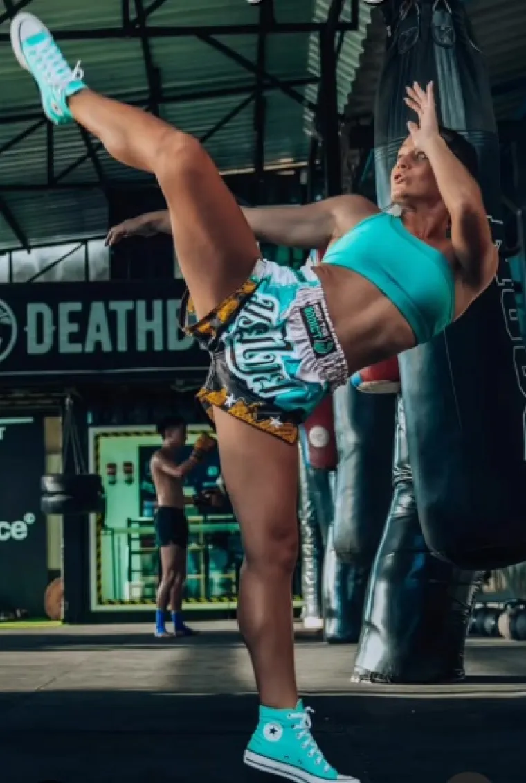 Opasna Mia bavi se jednim od najbrutalnijih sportova: Ljepotom vas hipnotizira, a high kickom &scaron;alje u bolnicu