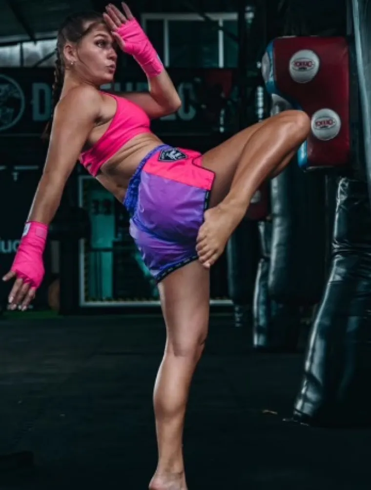 Opasna Mia bavi se jednim od najbrutalnijih sportova: Ljepotom vas hipnotizira, a high kickom &scaron;alje u bolnicu