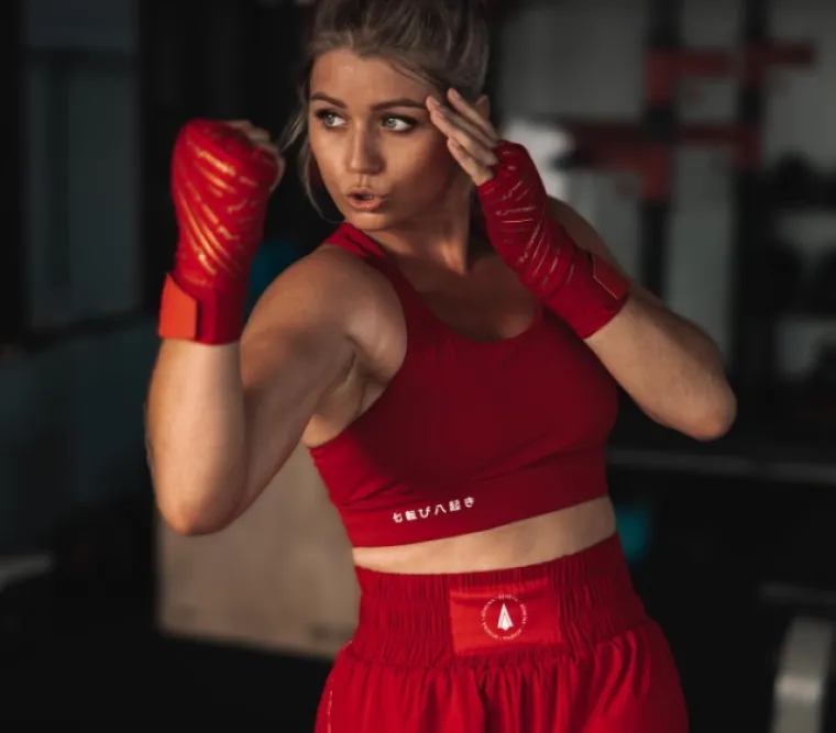 Opasna Mia bavi se jednim od najbrutalnijih sportova: Ljepotom vas hipnotizira, a high kickom &scaron;alje u bolnicu