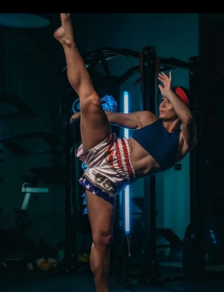 Opasna Mia bavi se jednim od najbrutalnijih sportova: Ljepotom vas hipnotizira, a high kickom &scaron;alje u bolnicu