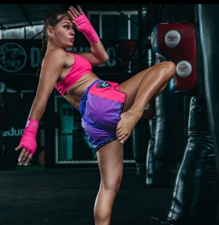 Opasna Mia bavi se jednim od najbrutalnijih sportova: Ljepotom vas hipnotizira, a high kickom &scaron;alje u bolnicu